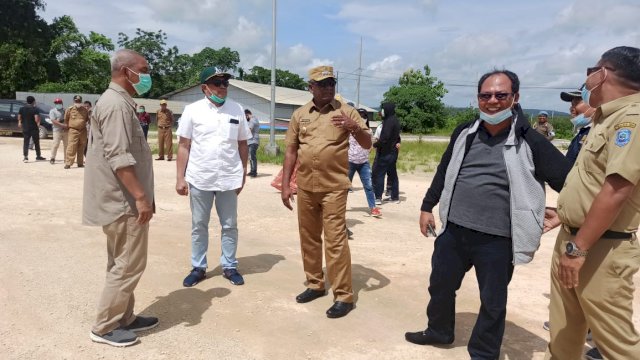 Kadis Cipta Karya, Bina Konstruksi dan Tata Ruang Provinsi Sultra Dr. Fahri (kemeja putih) bersama Bupati Buteng H. Samahuddin, SE saat meninjau lokasi pembangunan tugu simpang lima Labungkari. Foto: istimewa