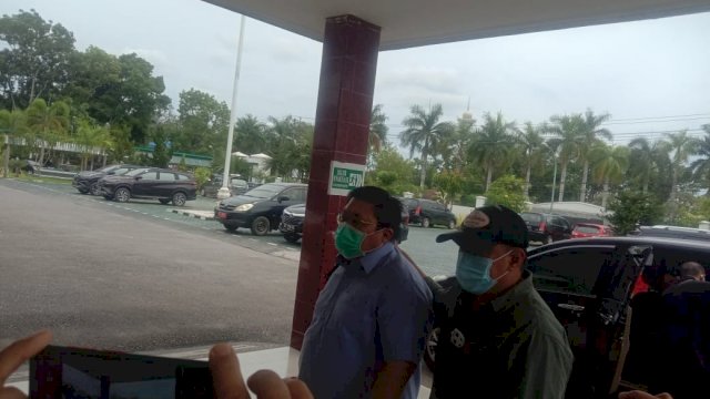 Salah satu oknum (kiri) diduga pemberi suap tiba di Kejati Sultra. Foto: Akbar Tanjung.