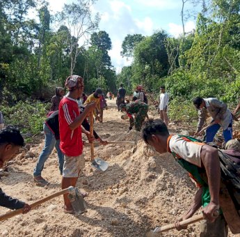 Babinsa Koramil 1413-04/Mawasangka Bersama Masyarakat Gotong Royong Bangun Jalan Tani