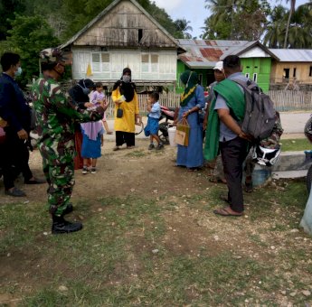 Berikan Pemahaman Prokes, Babinsa Koramil 1413-05/Kabaena Turun Sosialisasi ke Masyarakat