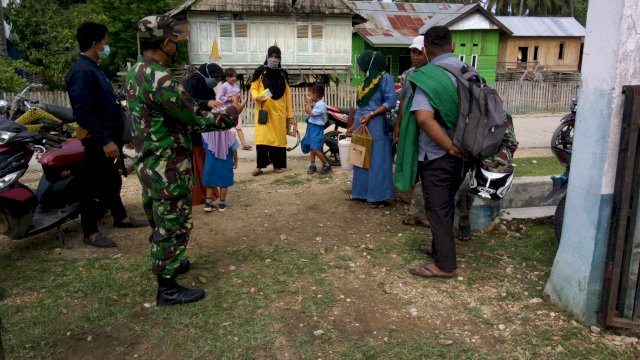 Babinsa Koramil 1413-05/Kabaena Desa Ulungkura Kecamatan Kabaena Tengah, Kabupaten Bombana saat melakukan sosialisasi protokol kesehatan kepada masyarakat. Foto: istimewa