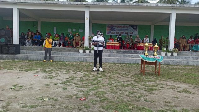 Bupati Buteng H. Samahuddin, SE saat menutup turnamen Sepak Bola Napa Cup. Foto: istimewa