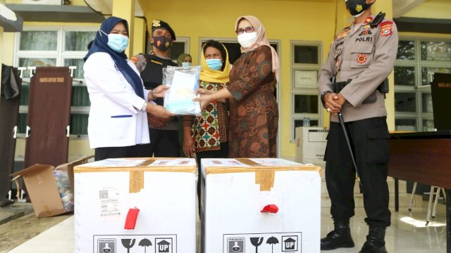 Penyerahan vaksin gelombang kedua untuk didistribusi di 16 kabupaten/ kota di Sultra. Foto: Kominfo Sultra