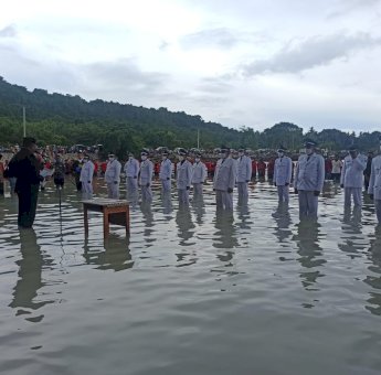 Unik, Pelantikan Kades di Buteng Sambil Berendam di Laut