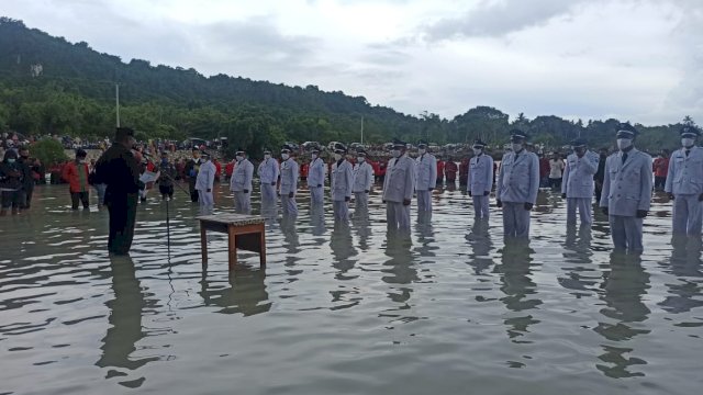 Bupati Buteng H. Samahuddin, SE saat melantik 16 Kades di Buteng sambil berendam di laut Tanjung Buaya. Foto: istimewa