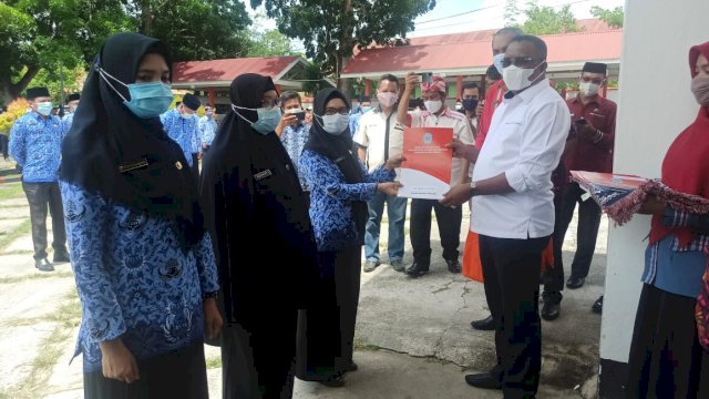 Bupati Buteng H. Samahuddin, SE saat memberikan SK CPNS 80 persen. Foto: istimewa