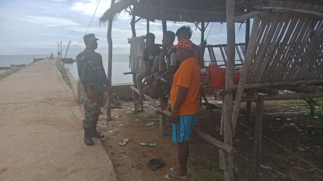 Babinsa Desa Wulu saat sosialisasi ke warga. Foto: istimewa