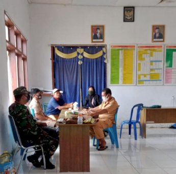 Babinsa Koramil 1413-05/Kabaena Kolaborasi Bersama Aparat Pemdes Baliar Ingatkan Masyarakat Soal Prokes