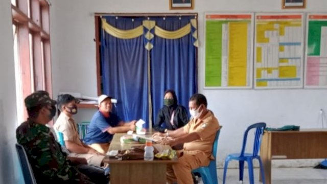 Babinsa Koramil 1413-05/Kabaena Sersan Dua Nur Hamsah bersama Aparat Desa Baliar. Foto: istimewa