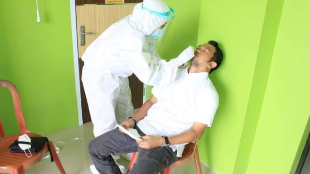 Direktur RSUD Sinjai dr. Kahar Anies, saat melakulan Tes Swab, Jumat (29/01/2021).