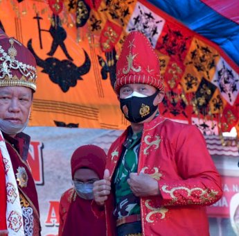 Andi Sumarengukka Diberikan Gelar “Anakia Pombendeno” dari Lembaga Adat Tolaki Mekongga