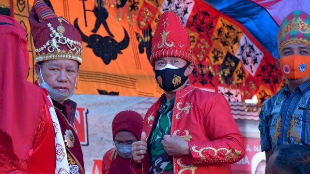 Mayjen TNI Andi Sumaengrukka saat menerima gelar Anakia Pombendeno. Foto: istimewa