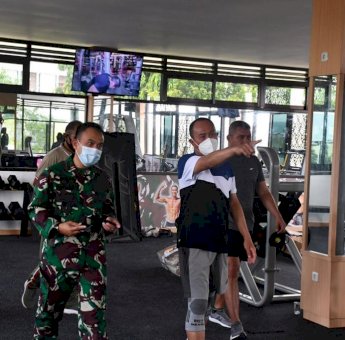 Kunker ke Sultra Pangdam Andi Sumangerukka Tinjau Sarana Fitnes di Korem dan Shalat Jum’at di Masjid Al-Alam