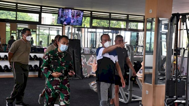 Pangdam XIV/Hsn saat tinjau sarana olaharaga di Makorem 143/HO. Foto: istimewa