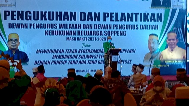 Bupati Soppeng Andi Kaswadi Razak, memberikan sambutan pada Pengukuhan Pengurus Kerukunan Keluarga Soppeng (KKS) Kota Kendari, Sulawesi Tenggara, Sabtu (30/01/2021).