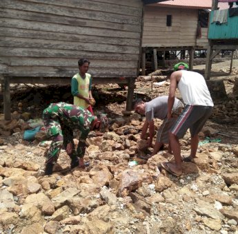 Babinsa Koramil 1413-05/ Kabaena, Himbau Masyarakat Jaga Kebersihan