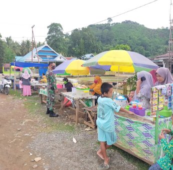 Dorong UMKM di Tengah Pandemi, Babinsa Koramil Kabaena Silaturrahim ke Pasar Teomokole