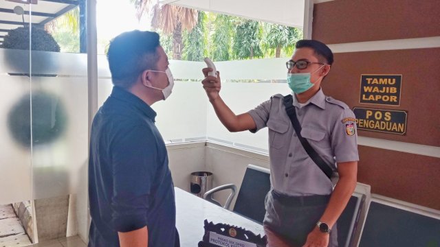 Dijaga Ketat Satpol PP, Gedung DPRD Makassar Berlakukan Jalur Masuk Satu Pintu