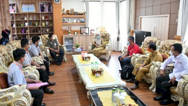 Perwakilan PMI Pusat dan PT Pos Indonesia menemui Bupati terkait penyaluran bantuan tunai untuk korban bencana.