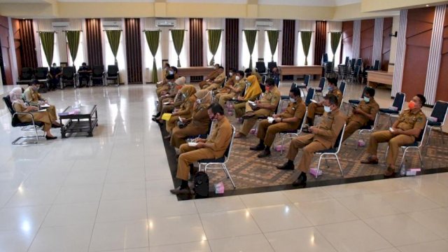 Bupati Indah Putri Indriani saat memimpin rapat bersama Kepala PD, Senin (4/1/2021), di Aula La Galigo