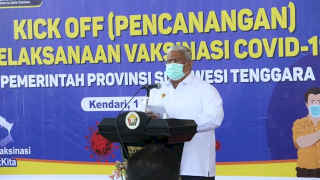 Gubernur Sultra Ali Mazi saat memberikan sambutan dalam kegiatan vaksinasi Covid-19 perdana di Sultra. Foto: Ewit/ Kominfo Sultra