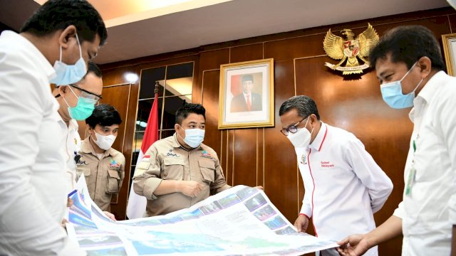 GM Geopark Maros-Pangkep Dedy Irfan, memperlihatkan peta kawasan Geopark Maros-Pangkep kepada Gubernur Sulsel Prof. Nurdin Abdullah, Rabu (20/01/2021).