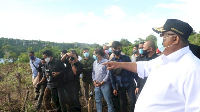 Gubernur Sultra Ali Mazi saat meninjau lokasi pembangunan Jembatan Buton-Muna di Palabusa Kota Baubau. Foto: Ewit/ Kominfo Sultra