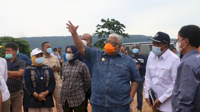 Gubernur Sultra Ali Mazi saat mengunjungi Kantor Bupati Buton di Takawa. Foto: Ewit/ Kominfo Sultra