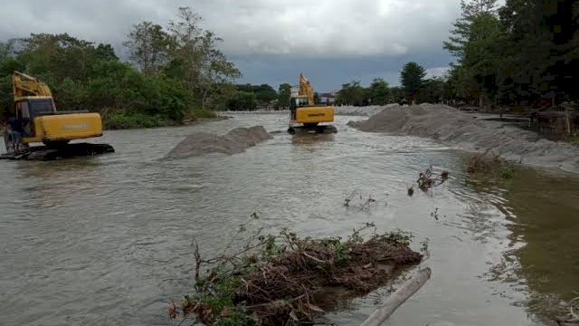 Dua alat berat Dinas PUPR Luwu Utara yang saat beroperasi di sungai Masamba beberapa waktu yang lalu.