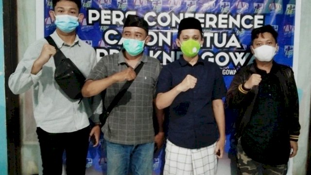 Prawidi bersama timnya saat mendaftar di Sekretarian KNPI Gowa