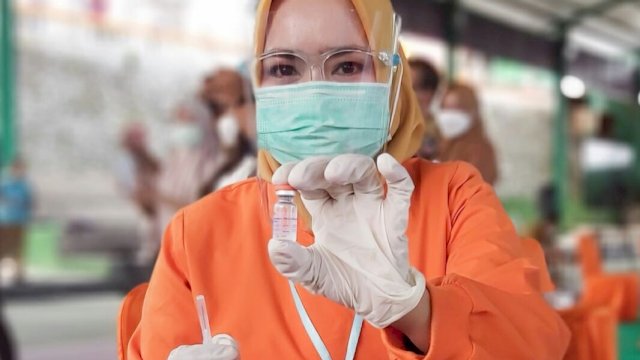 Salah satu petugas medis memperlihatkan Vaksin Covid-19 saat launching Vaksinasi di Kota Parepare, Selasa (02/02/2021).