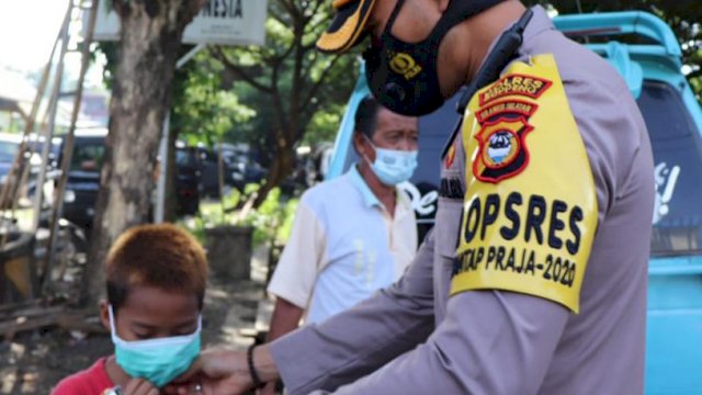 Kapolres Soppeng AKBP Mohammad Roni Mustofa, melakukan sosialosasi pencegahan penyebaran Covid-19 kepada warga.