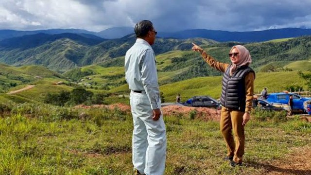 Bupati Luwu Utara Indah Putri Indriani, berbincang dengan Gubernur Sulsel Prof. Nurdin Abdullah, disalah satu wilayah Kecamatan Seko, Kabupaten Luwu Utara.