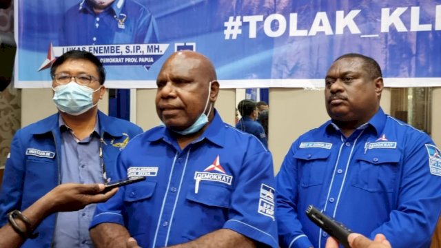 Wakil Ketua DPD Partai Demokrat Papua Usman Ge Wanimbo, diwawancarai awak media, Rabu (17/02/2021).