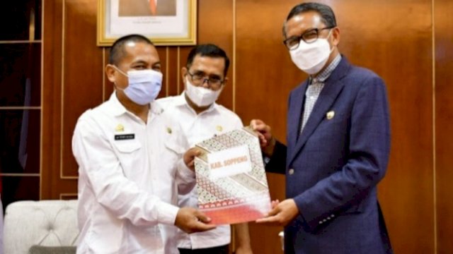 Sekda Soppeng Andi Tenri Sessu, menerima SK dari Gubernur Sulsel Prof. Nurdin Abdullah, sebagai Pelaksana Tugas Harian (Plh) Bupati Soppeng, Rabu (17/02/2021).