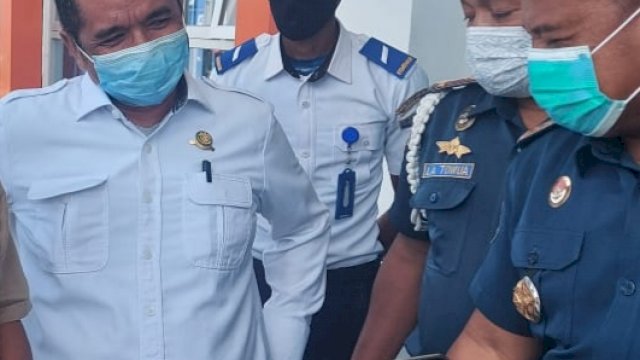 Kadis Perhubungan Sultra Hado Hasina (kiri) saat dikonfirmasi awak media di sela-sela Kunker Anggota DPR RI Ridwan Bae di KSOP Kendari. Foto: istimewa