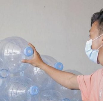 Manfaatkan Peluang, Pedagang Raup Keuntungan Besar Dari Penarikan Galon PET
