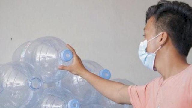 Manfaatkan Peluang, Pedagang Raup Keuntungan Besar Dari Penarikan Galon PET