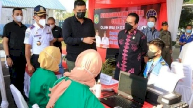Wali Kota Medan Muhammad Bobby Afif Nasution (Baju Hitam), meninjau proses Vaksinasi di Terminal Amplas, Sabtu (27/02/2021).