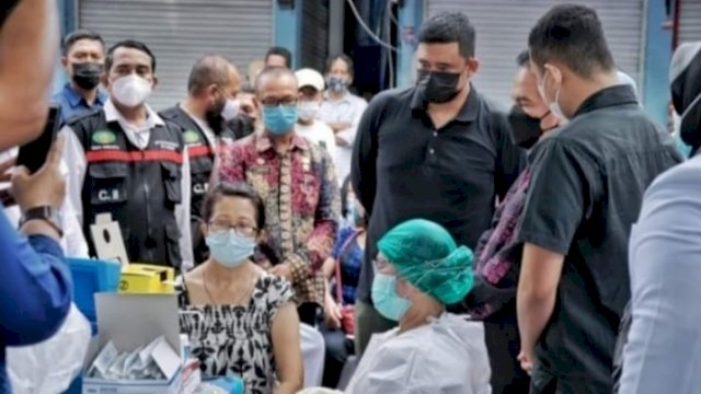 Wali Kota Medan Muhammad Bobby Afif Nasution, meninjau proses vaksinasi di salah satu pasar di Kota Medan, Sabtu (27/02/2021).