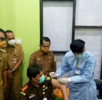 Tak Penuhi Syarat, Bupati Andi Seto Jadi Penonton Saat Vaksinasi Tahap Pertama di Sinjai