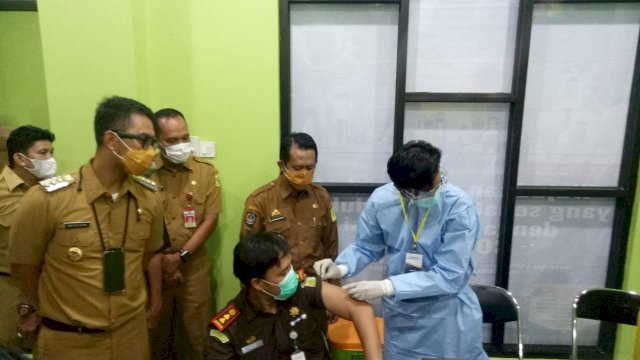 Bupati Sinjai Andi Seto Asapa (ASA), melihat Kepala Kejaksaan Negeri Sinjai Ajie Prasetyo, saat disuntik Vaksin Covid-19, Senin (01/02/2021).