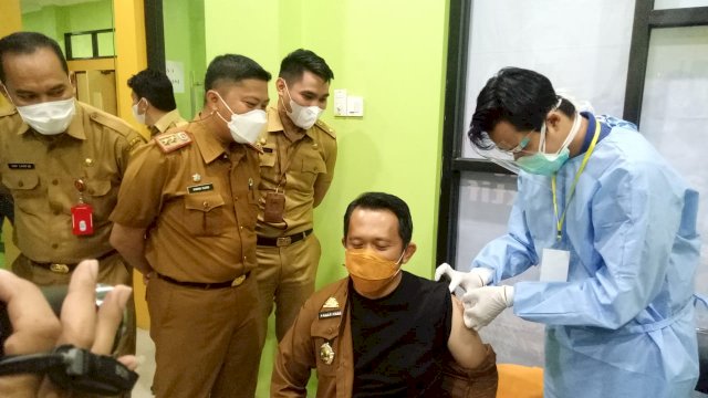 Direktur RSUD Sinjai dr. Kahar Anies, disuntik Vaksin Covid-19, Senin (01/02/2021).