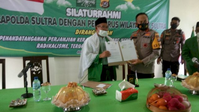 Ketua PWNU Sultra KH. Muslim dan Kapolda Sultra Irjen Pol Yan Sultra. Foto: istimewa