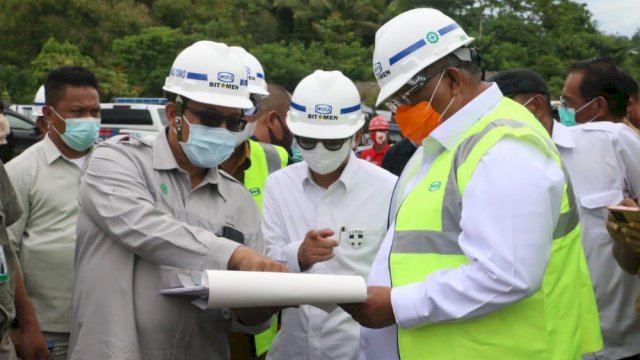 Gubernur Sultra Ali Mazi dan pihak Kemenko Marves RI di lokasi perusahaan aspal Buton. Foto: Kominfo Sultra
