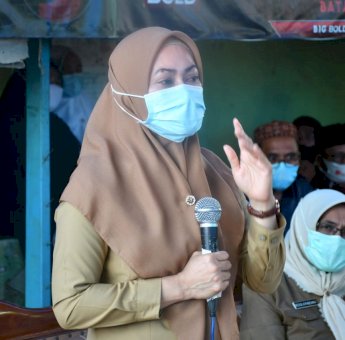 Tak Dapat Sembunyikan Kesedihan, Bupati Indah Lepas Jenazah Dokter Budiman