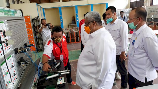 Gubernur Sultra Ali Mazi didampingi Kepala BLK Kendari saat memantau fasilitas di gedung Jurusan Elektro BLK Kendari. Foto: Akbar Tanjung