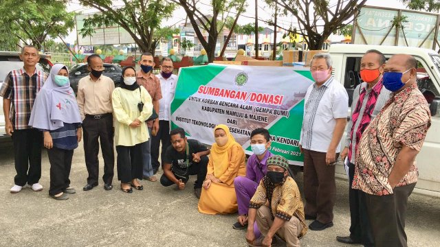 Rektor ITK Avicenna Dr. H. Marzuki Hanafi Bantayan (kiri-putih) saat menyerahkan bantuan bencana Mamuju dan Majene, Sulbar. Foto: Akbar Tanjung