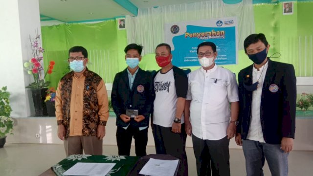 Penyerahan Beasiswa KIP secara simbolis oleh Rektor UM Palopo di Gedung Muhammadiyah Convention Center (MCC) Palopo, Jumat (5/2/2021).