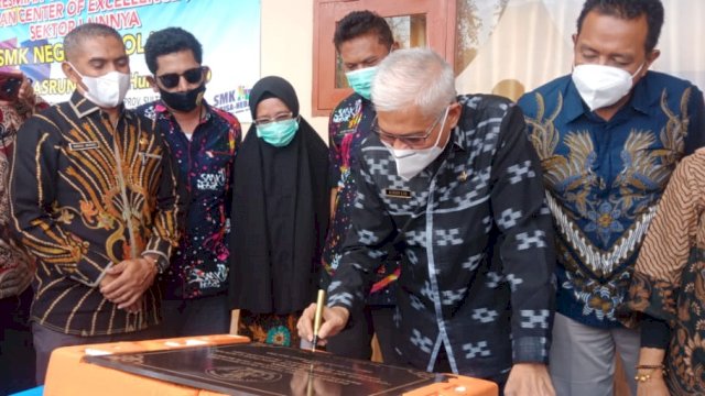 Kadikbud Sultra Asrun Lio saat meresmikan Gedung Tata Busana SMK Negeri 1 Kolaka. Foto: istimewa